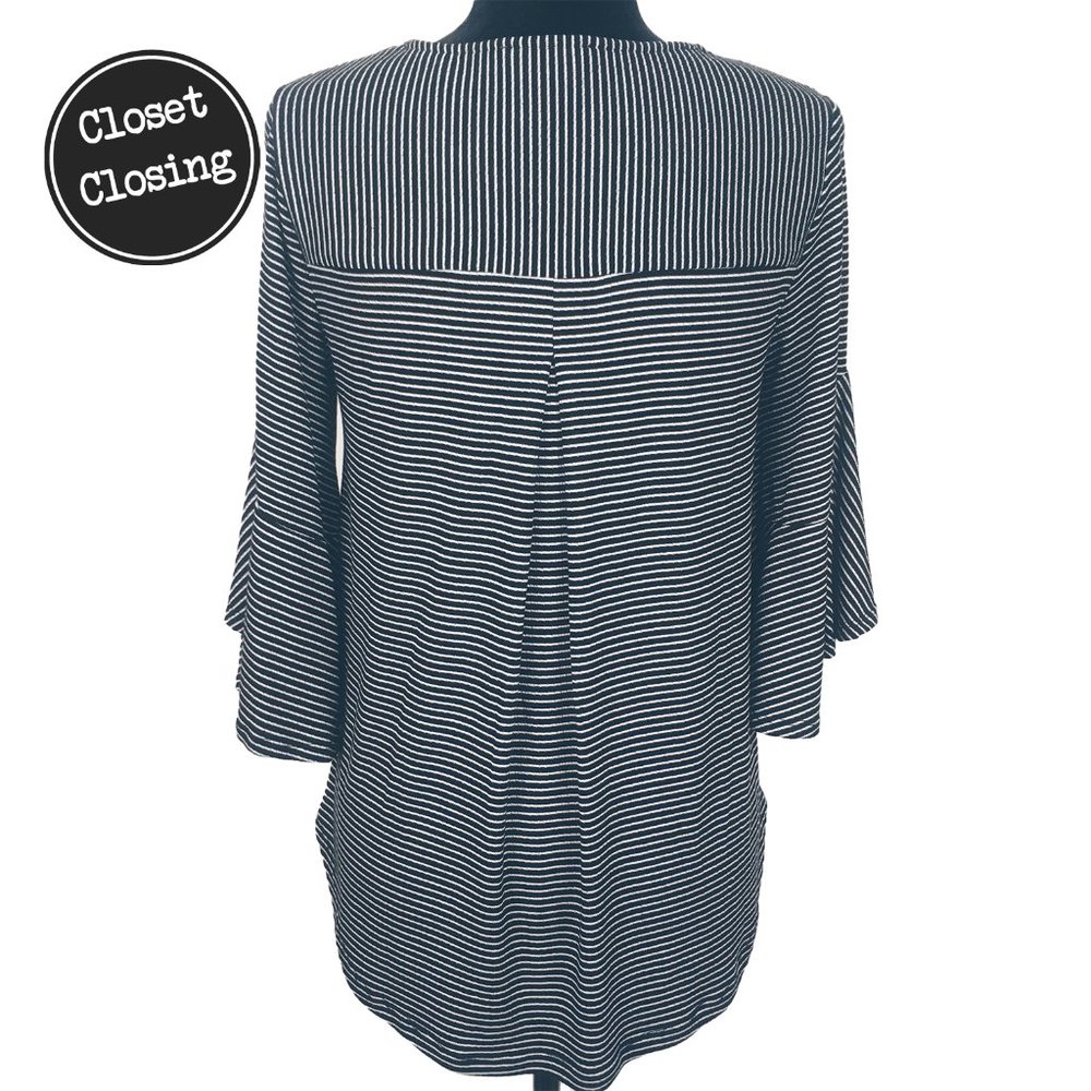 [Chelsea & Theodore] Ribbed Bell Sleeve Hi-Low Top